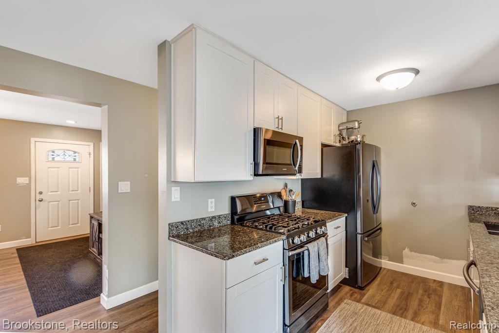 406 5TH Street, Fenton, MI 48430 — Photo 8