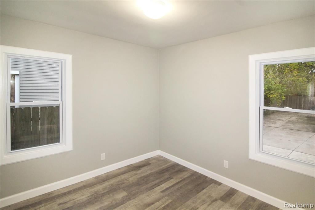 20560 DRESDEN Street, Detroit, MI 48205 — Photo 11