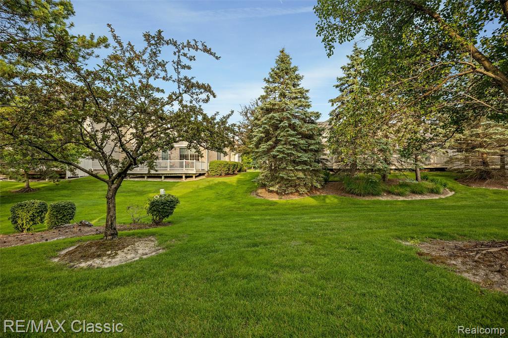 16934 Lochmoor Circle W, Northville, MI 48168 — Photo 31
