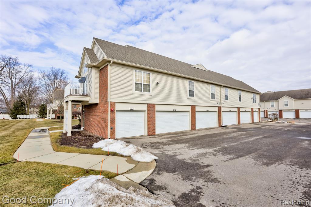 29567 NOTTINGHAM Circle, Livonia, MI 48152 — Photo 33