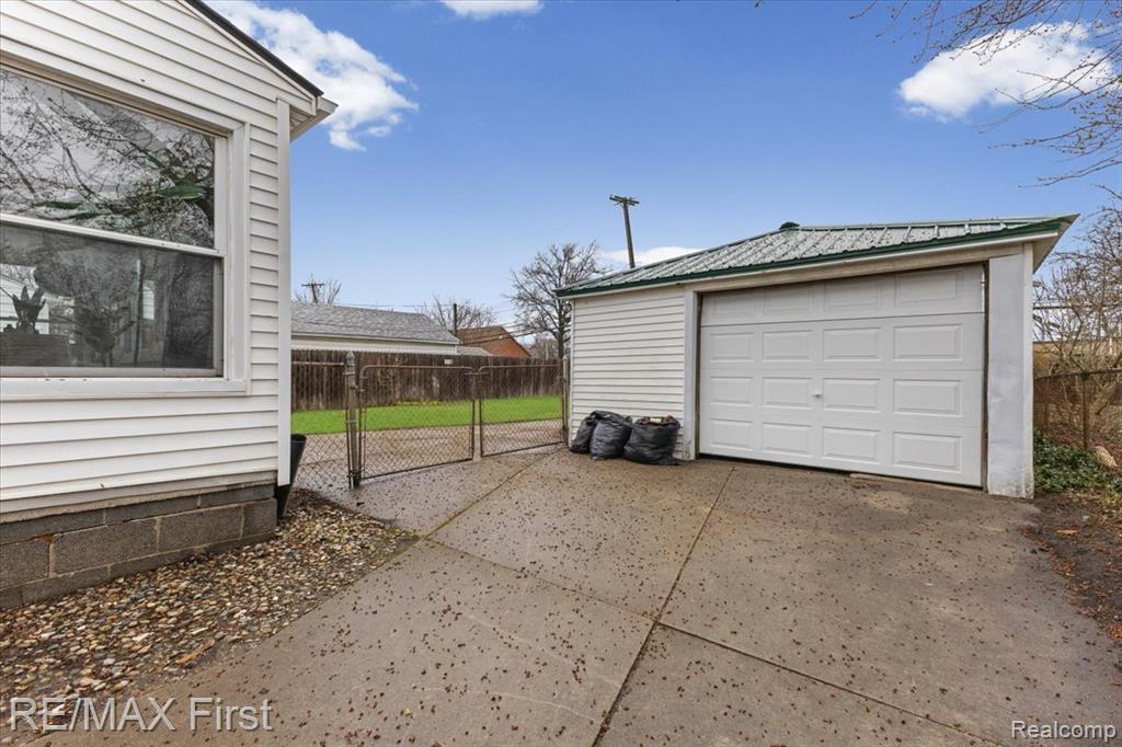 20675 Van Antwerp Street, Harper Woods, MI 48225 — Photo 21