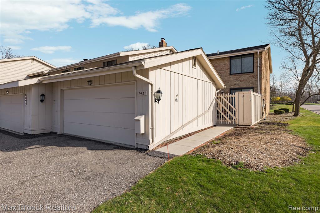 7451 Pebble Point, West Bloomfield, MI — Photo 43