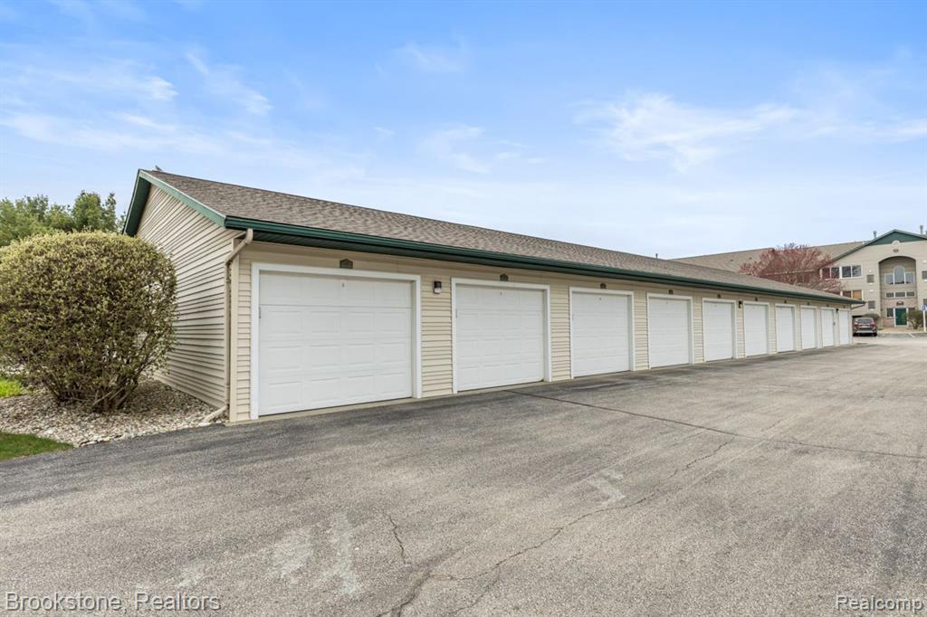 5807 CROSSWINDS Drive, 24, Norton Shores, MI 49444 — Photo 11