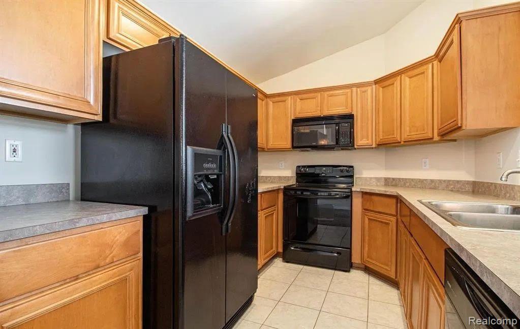 27261 HIDDEN OAKS Drive, Trenton, MI 48183 — Photo 4