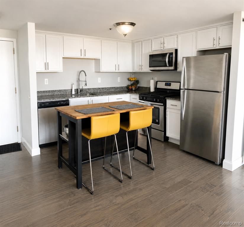 250 E Harbortown Drive, Detroit, MI 48207 — Photo 5