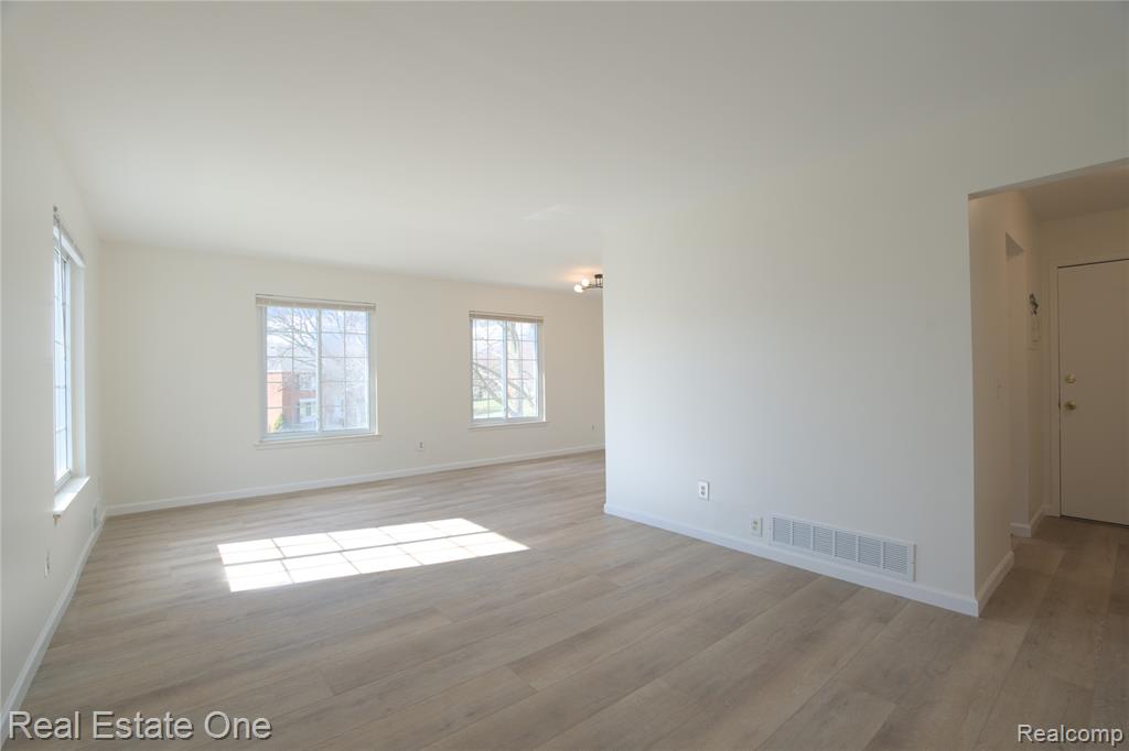 657 E Fox Hills Drive, Bloomfield Hills, MI 48304 — Photo 7