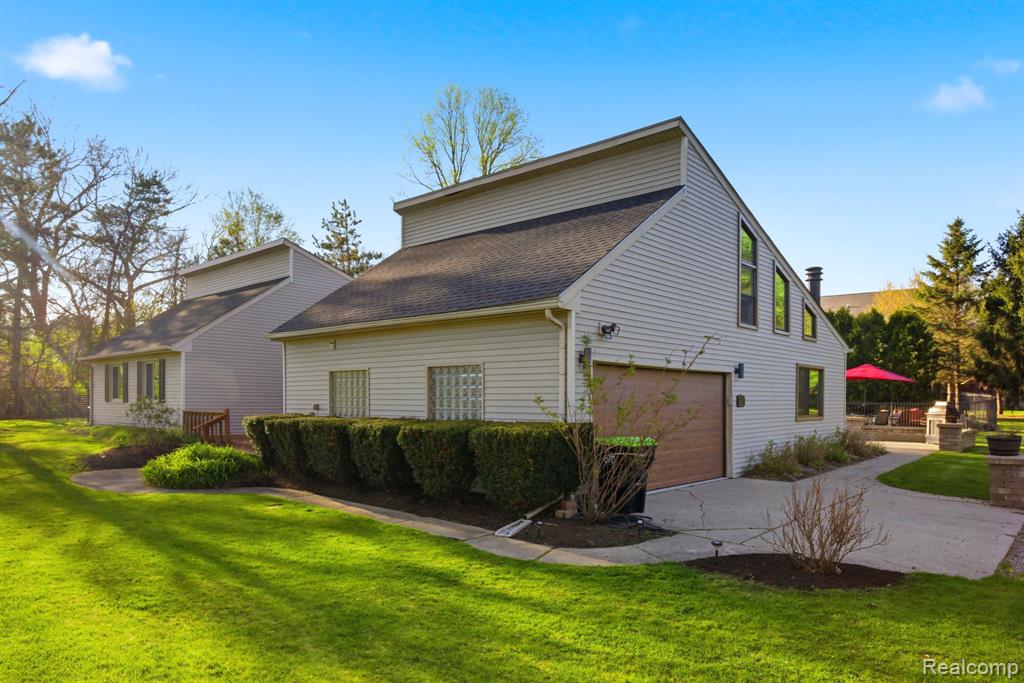 2411 Wixom Trail, Milford, MI 48381 — Photo 3