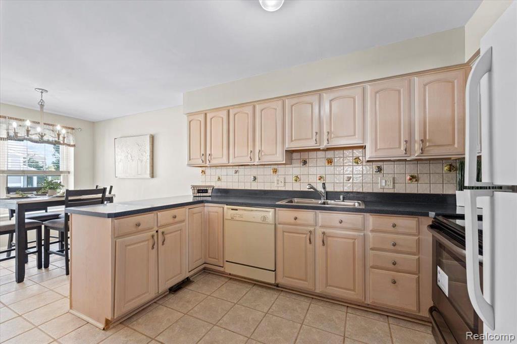 21382 E GLEN HAVEN Circle, Northville, MI 48167 — Photo 5