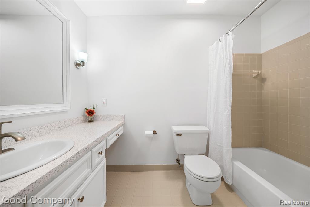 2068 Hidden Meadows Drive, unit D, Walled Lake, MI 48390 — Photo 15