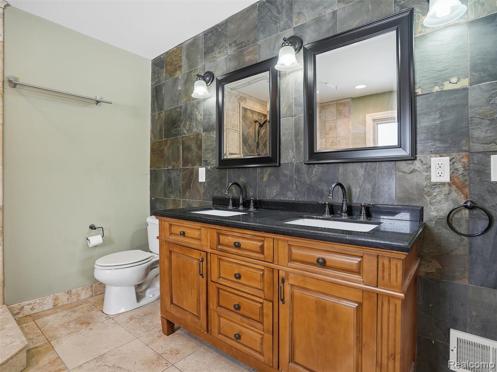 29750 Bristol Lane, Bingham Farms, MI 48025 — Photo 21