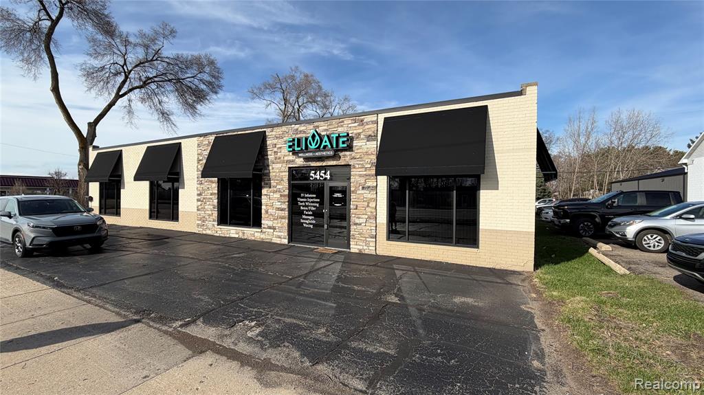 5454 DIXIE Highway, Waterford, MI — front exterior