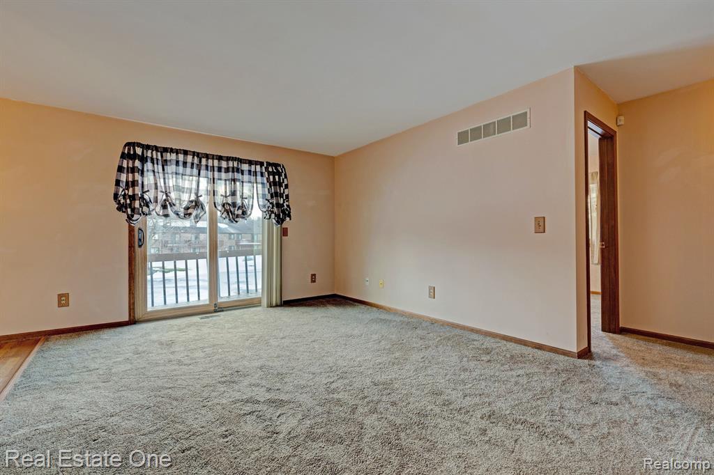 9045 E BLUEWATER Drive, Clarkston, MI 48348 — Photo 4
