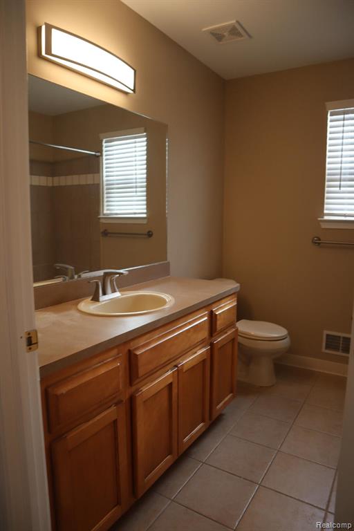Unfurnished bedroom with carpet floors, a closet, and ceiling fan