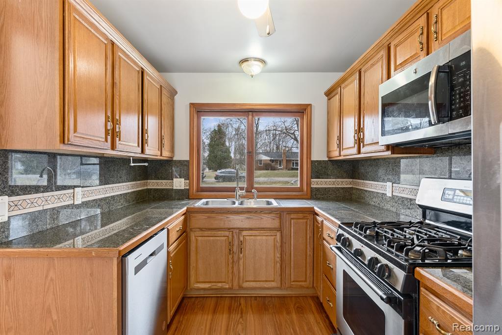 724 NICHOLS Road, Auburn Hills, MI 48326 — Photo 15