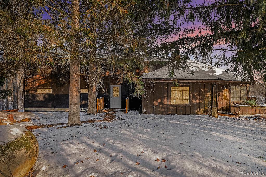 14325 Lakeshore Drive, Holly, MI 48442 — front exterior