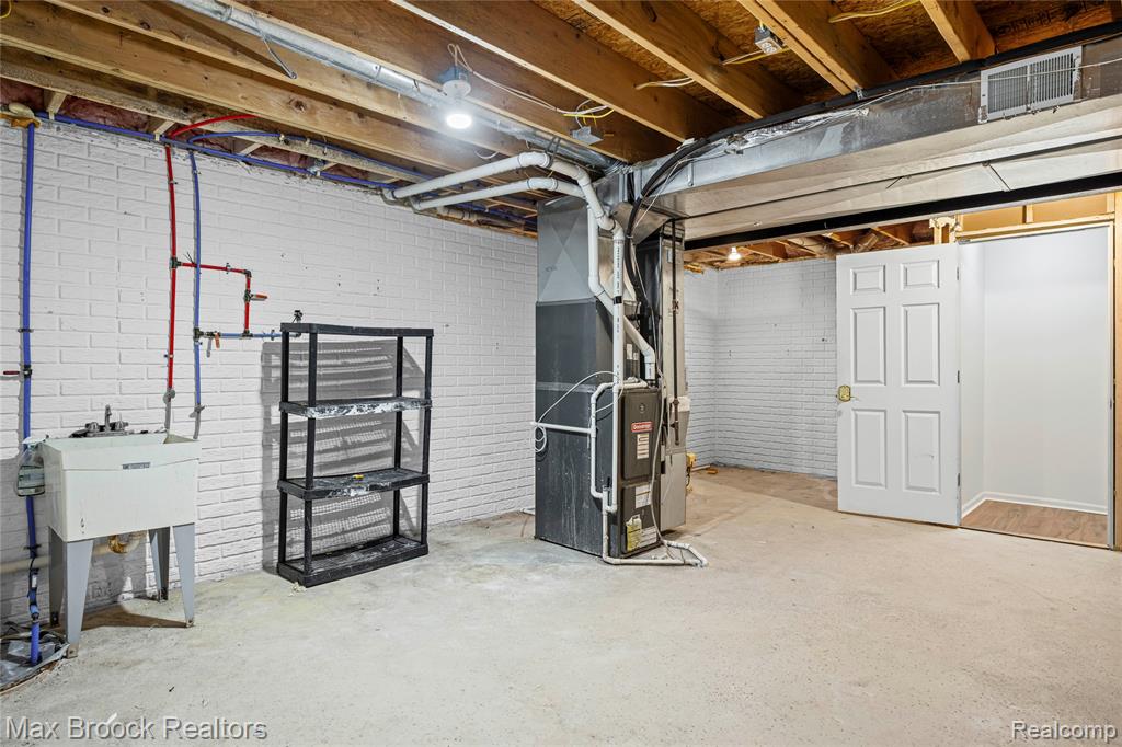 4852 Burberry Drive, Warren, MI 48092 — Photo 35