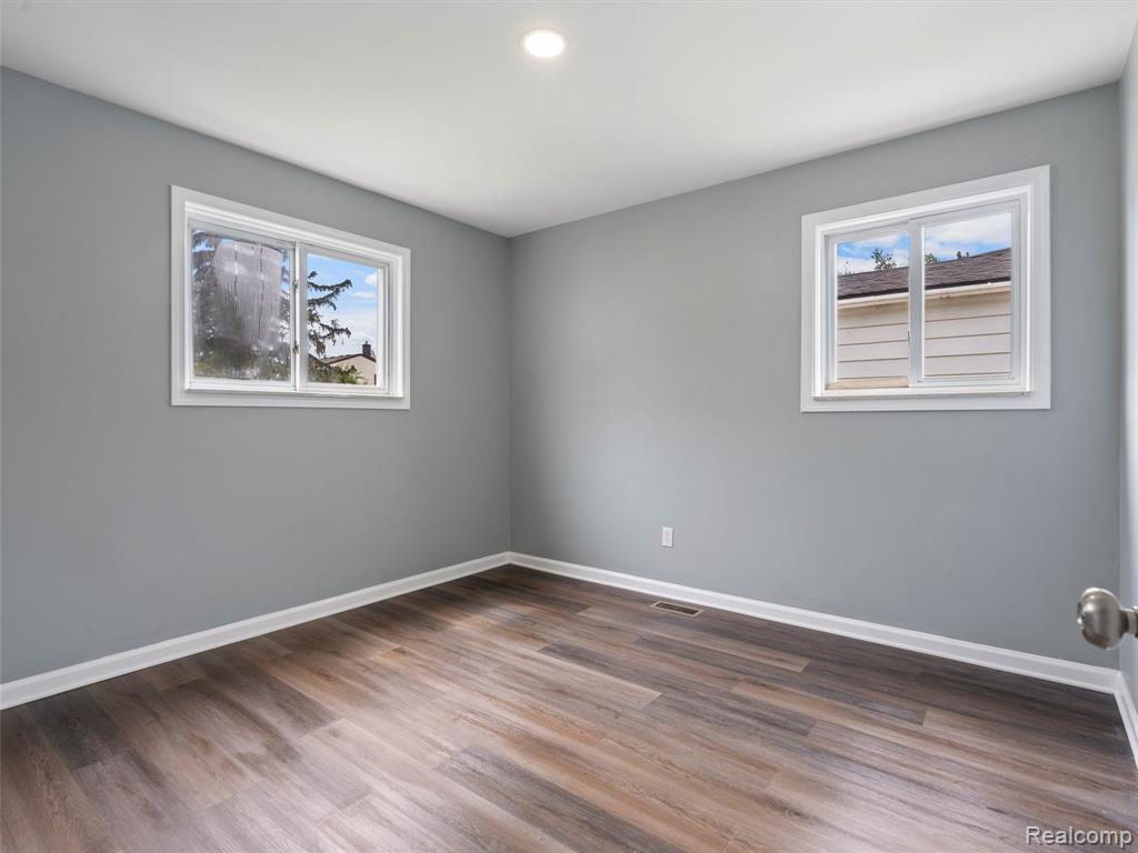 396 W PEARL Avenue, Hazel Park, MI 48030 — Photo 10
