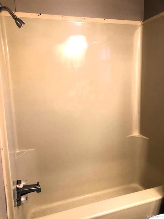608 Holly Court, Jonesville, MI 49250 — Photo 8