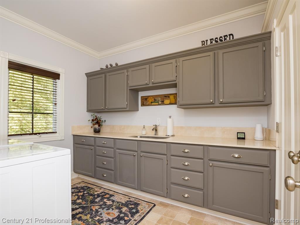8242 Pine Hollow Court, Grand Blanc, MI 48439 — Photo 35