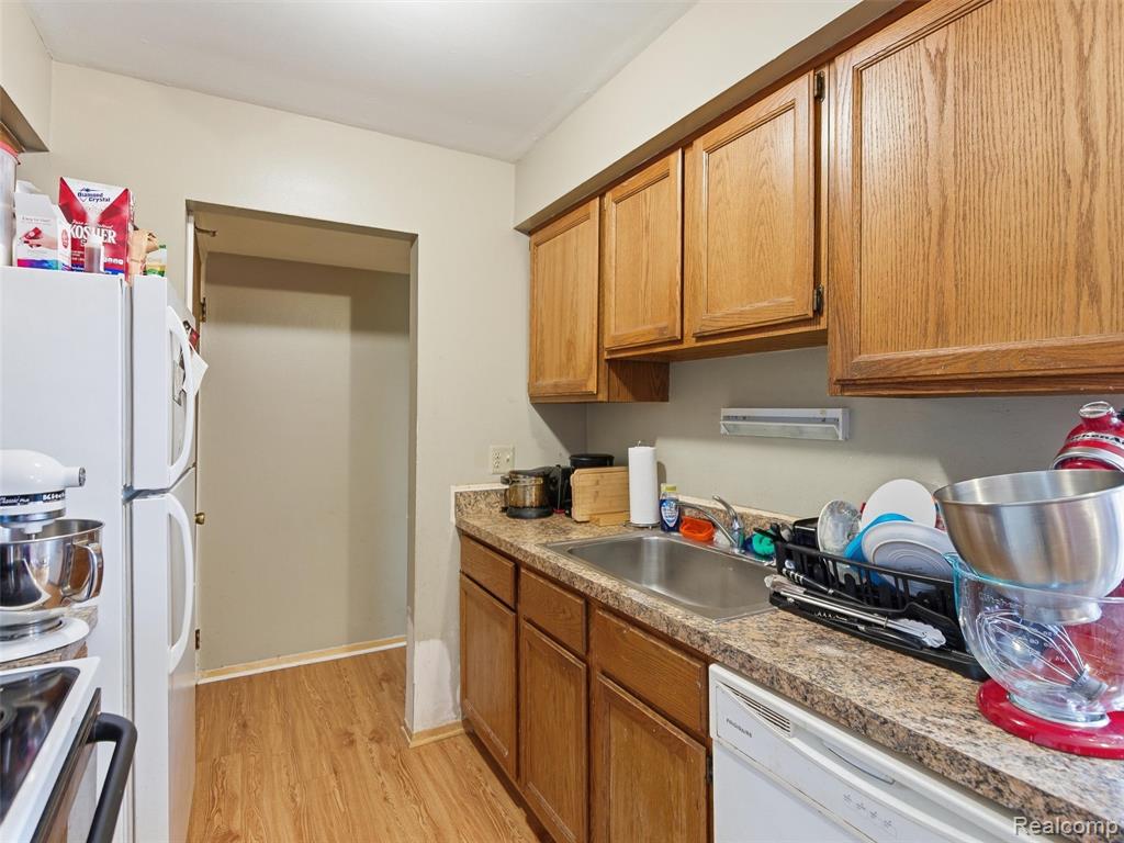 8207 Dartmouth Avenue, Warren, MI 48093 — Photo 9