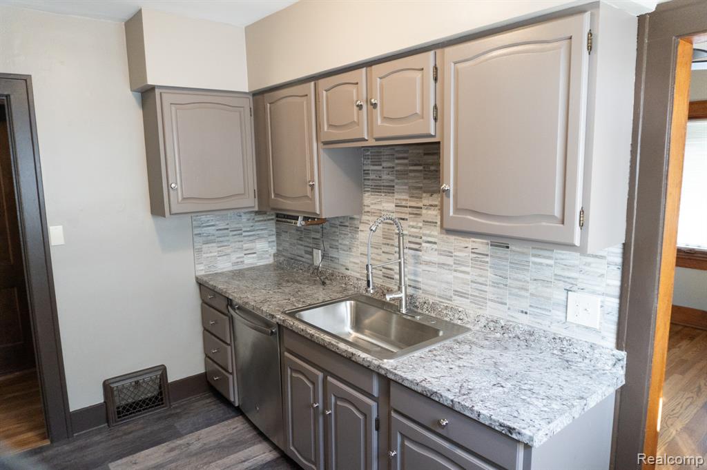 825 Frank Street, Flint, MI 48504 — Photo 8