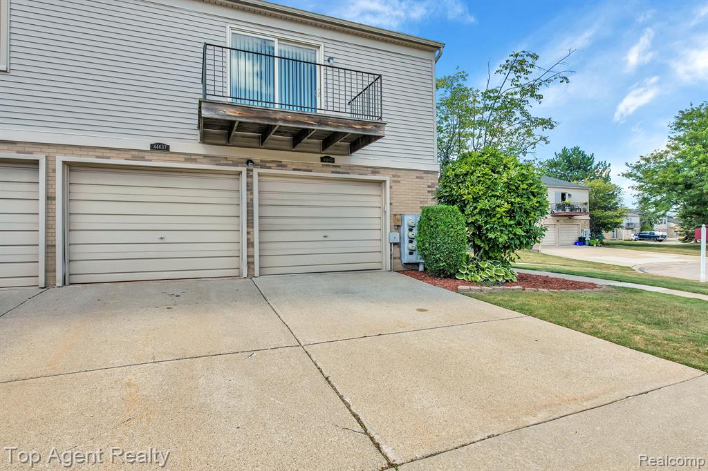 44643 CONNECTICUT Court, Clinton Twp, MI 48038 — Photo 18