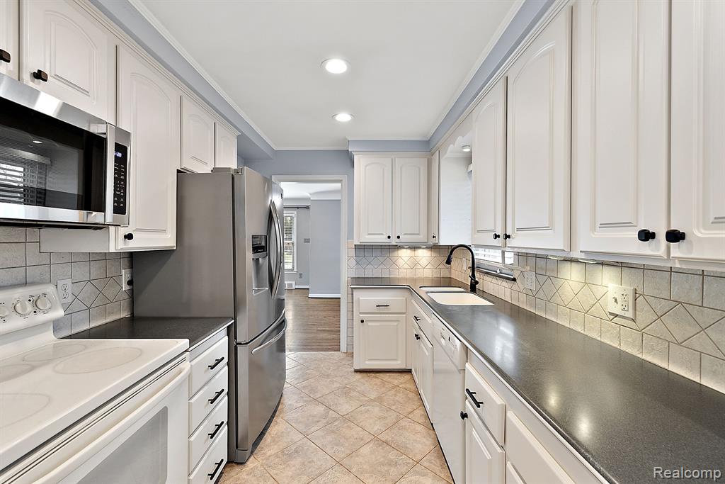 4126 BERKSHIRE Road, Royal Oak, MI 48073 — Photo 13