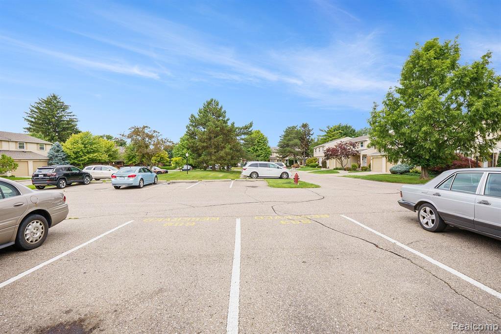 5335 BREEZE HILL, Troy, MI 48098 — Photo 2