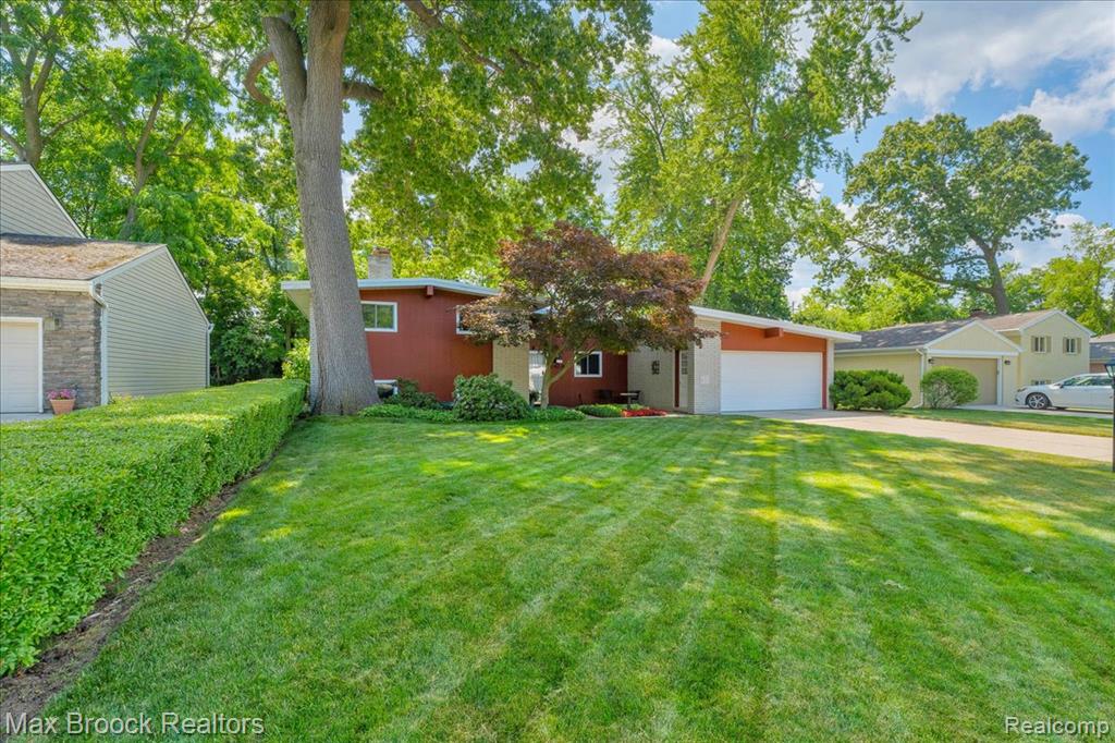 2419 Avondale Street W, Sylvan Lake, MI 48320 — Photo 2