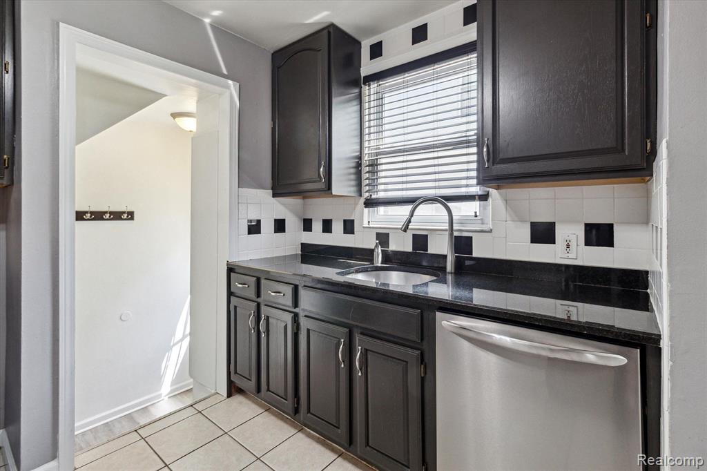 812 N KENWOOD Avenue, Royal Oak, MI 48067 — Photo 13