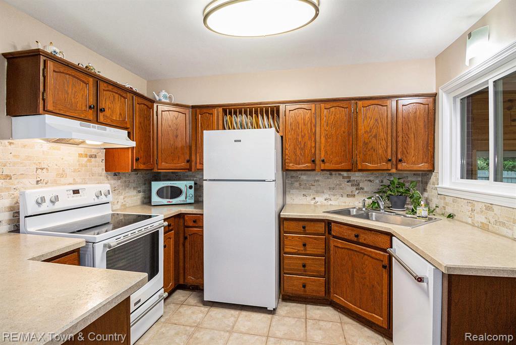 407 N McKinley Road, Flushing, MI 48433 — Photo 8