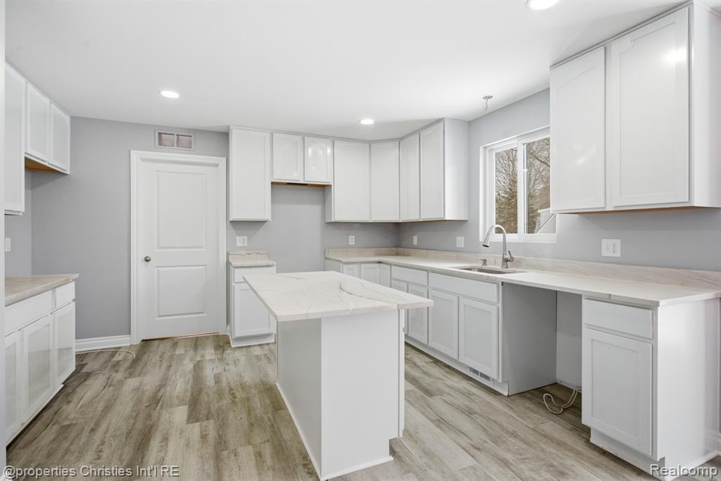 3120 Roma Court, Wixom, MI 48393 — Photo 20