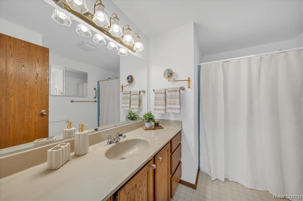 955 Woodlane Drive, 9, Rochester Hills, MI 48307 — Photo 19