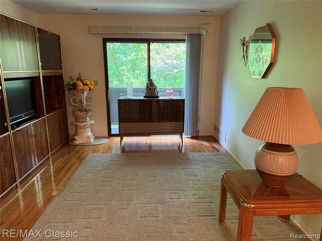 7806 Manor Circle, 203, Westland, MI — Photo 2
