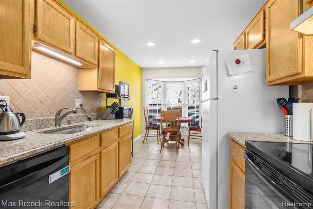 31162 Country Way, Farmington Hills, MI 48331 — Photo 9