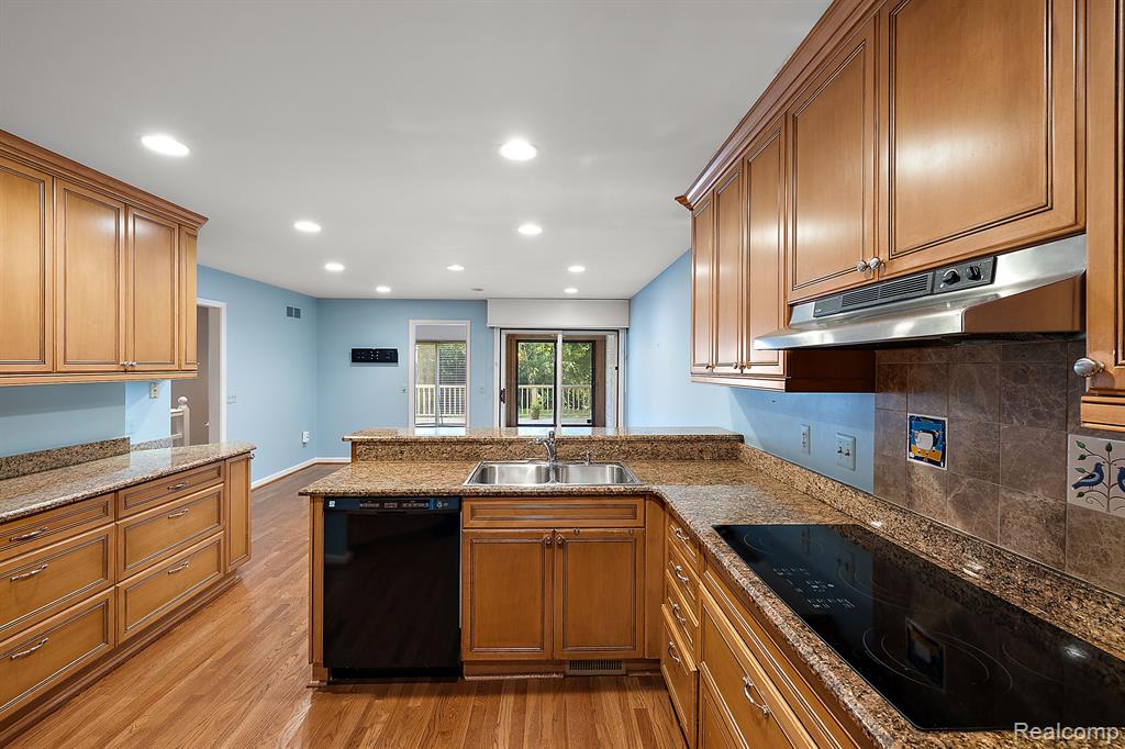 2401 HICKORY GLEN Drive, Bloomfield Hills, MI 48304 — Photo 9