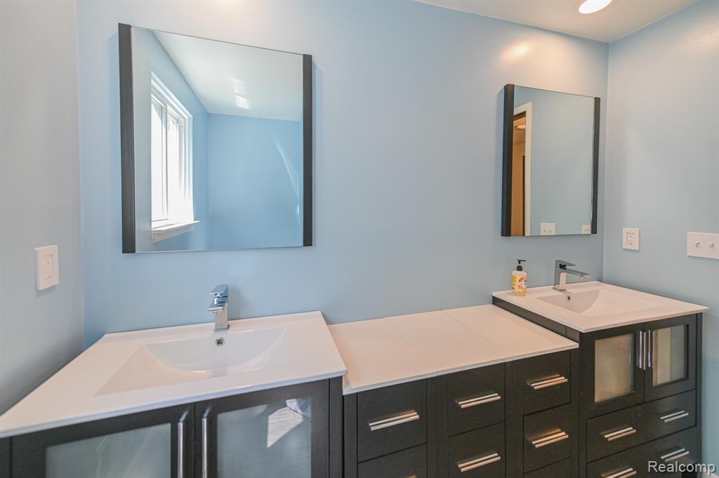 611 Ten Point Drive, Rochester Hills, MI 48309 — Photo 16