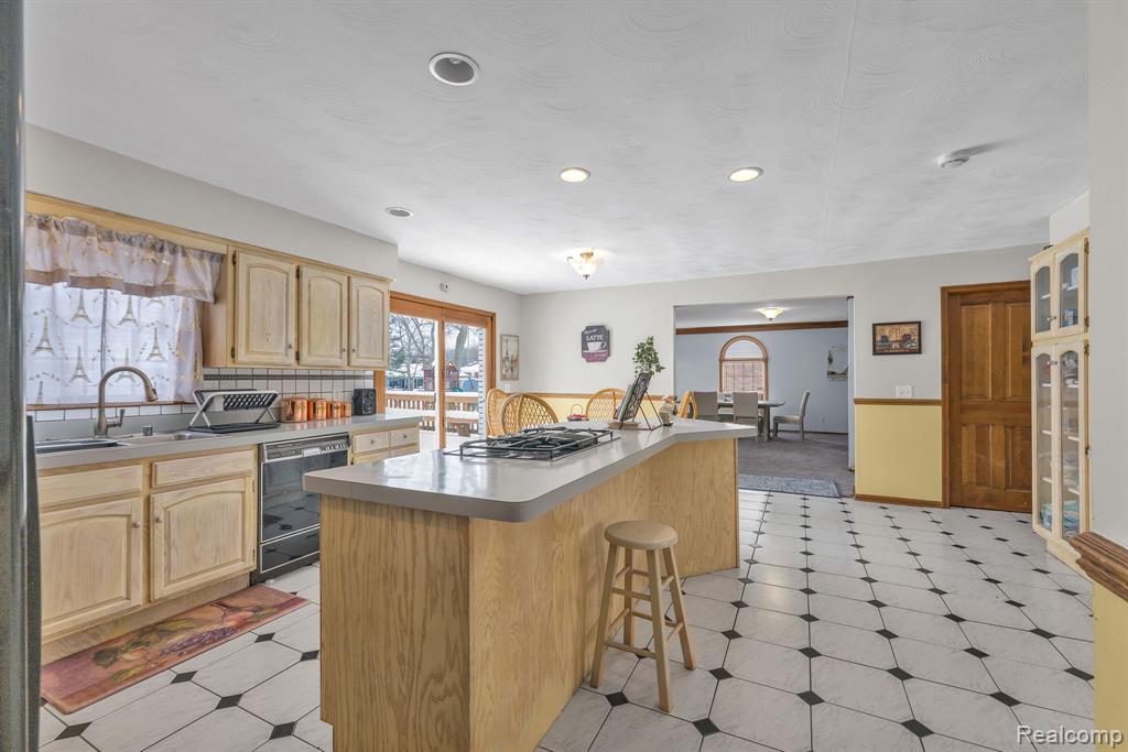 8121 Saint James Drive, Grosse Ile, MI 48138 — Photo 13
