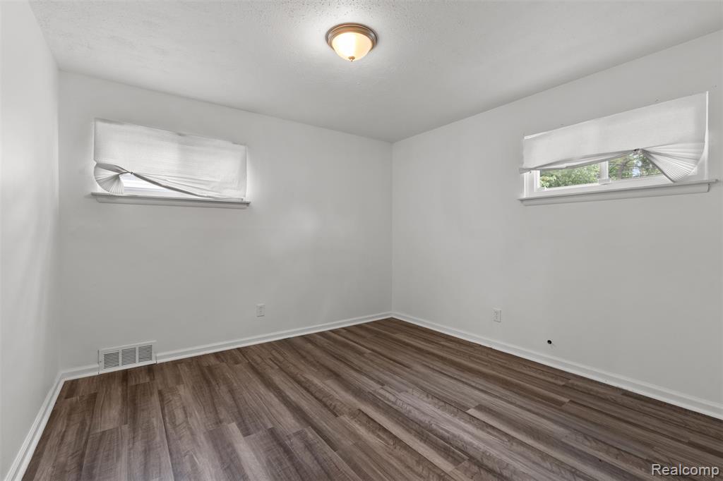8938 Hugh Street, Livonia, MI 48150 — Photo 14