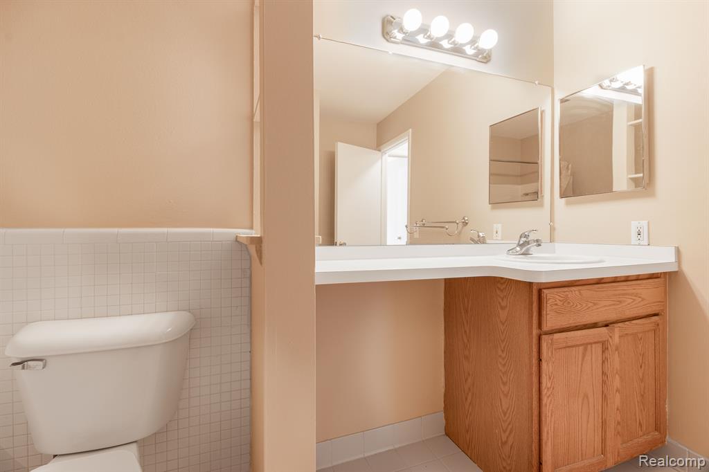 500 FOX HILLS Drive N, A-8, Bloomfield Hills, MI 48304 — Photo 19