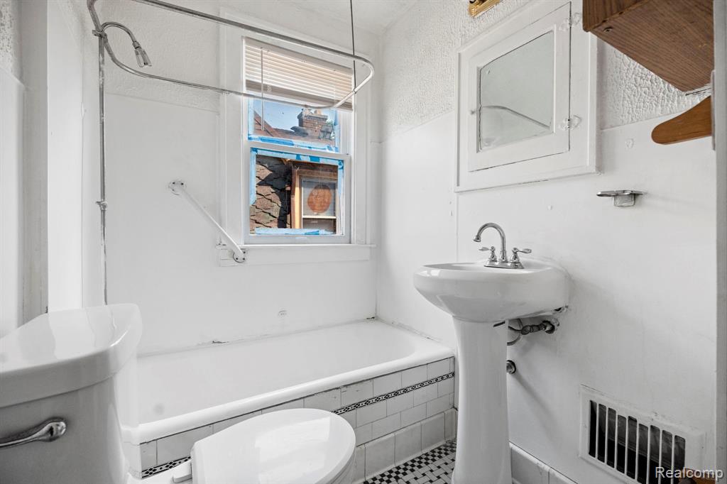 5261 Lakeview Street, Detroit, MI 48213 — Photo 37