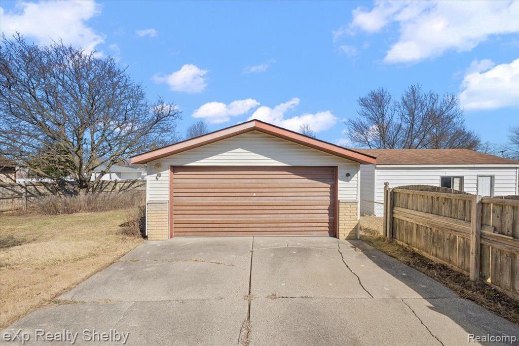 39622 UNIVERSITY Drive, Sterling Heights, MI 48310 — Photo 10