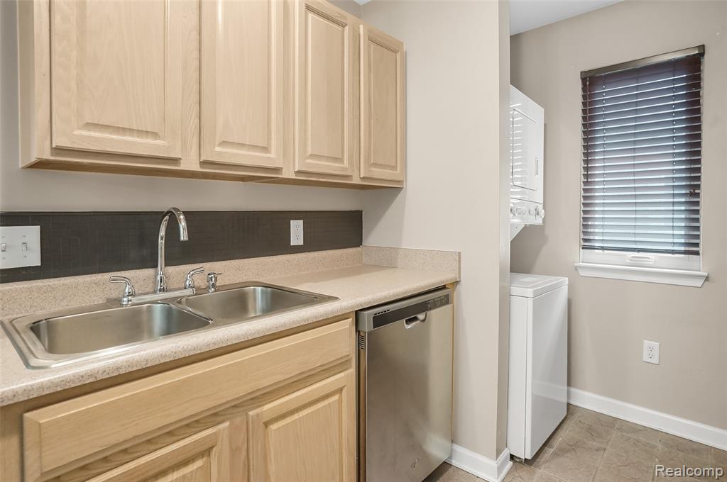 859 Amanda Lane, Pontiac, MI 48340 — Photo 7