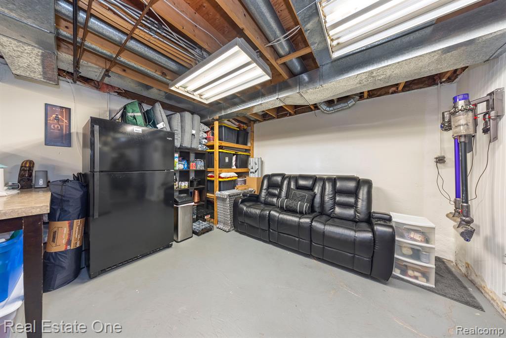 4083 W MAPLE Road, Wixom, MI 48393 — Photo 38