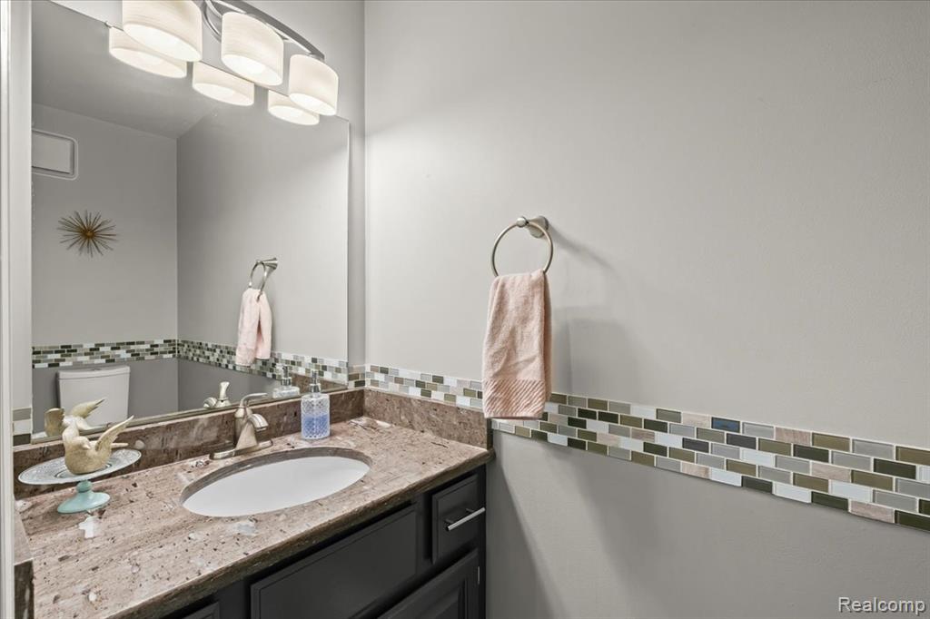 657 WOODSIDE Drive, Milford, MI 48381 — Photo 18