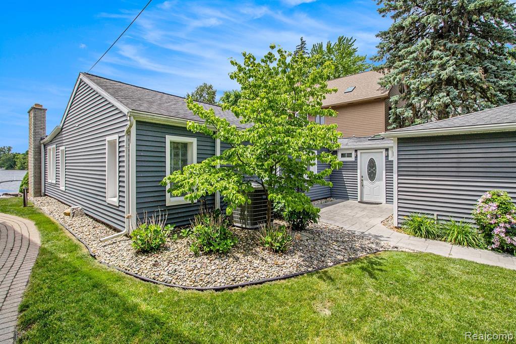 8428 Woodland Shore Drive, Brighton, MI 48114 — Photo 11