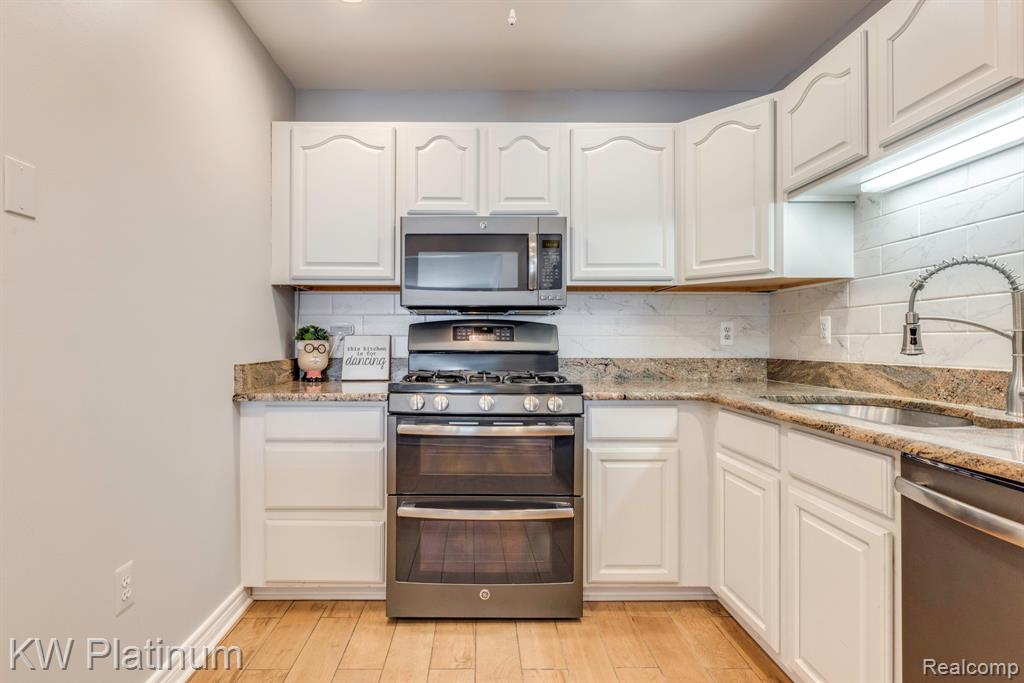 819 E Pointe, Port Huron, MI 48060 — Photo 9