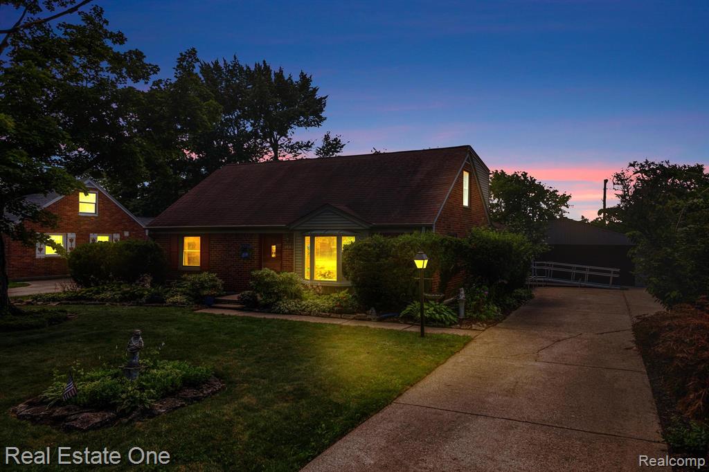 1938 Beverly Street, Sylvan Lake, MI 48320 — Photo 2