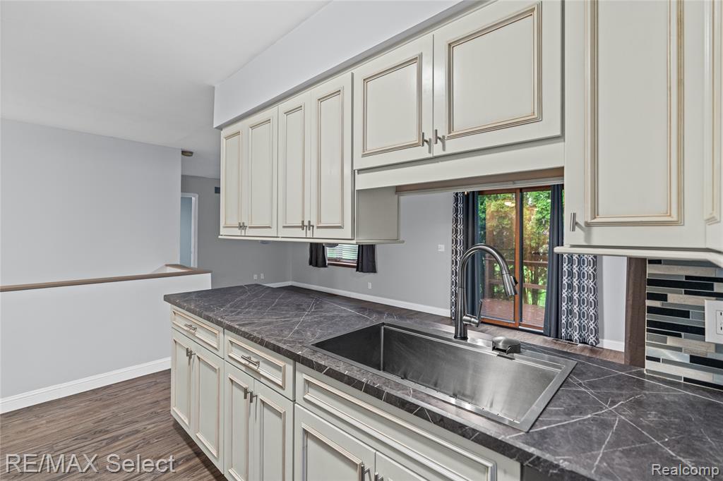 580 Oakbrook Circle, Flushing, MI 48433 — Photo 15