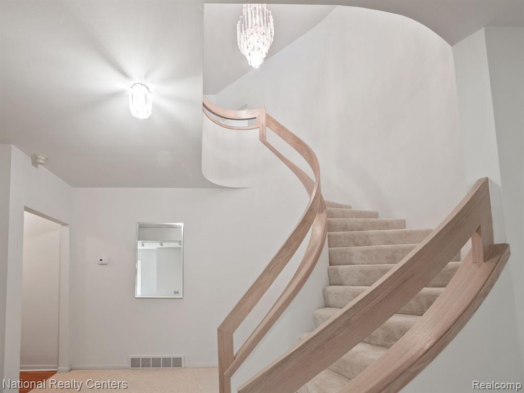 4888 WOODCLIFF HILL Road, West Bloomfield, MI 48323 — Photo 35